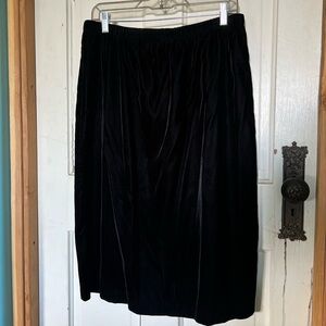 Vintage #blackvelvet #midiskirt w/ slit in the back 🖤